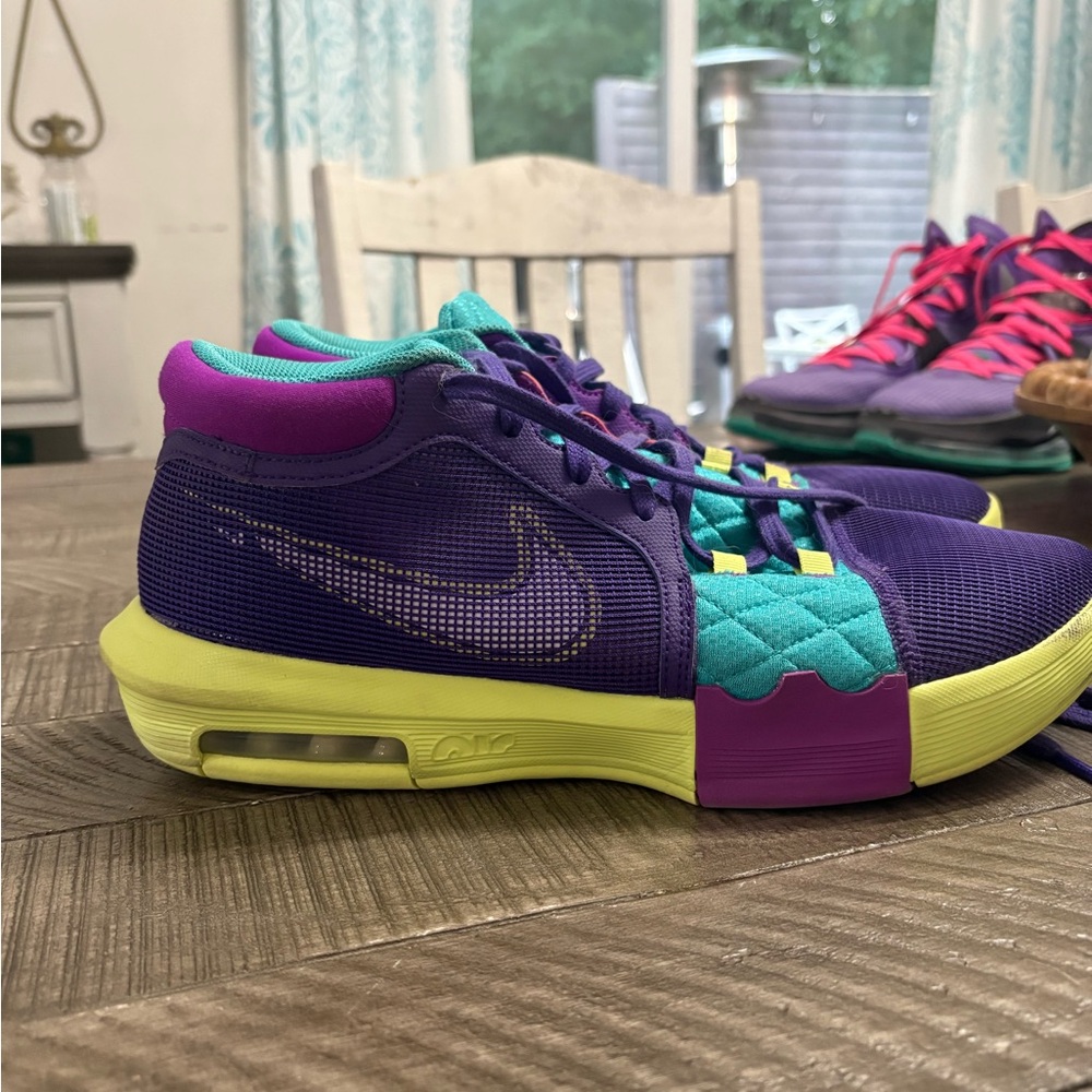 LeBron witness VIII, Size 11.5 mens, excellent condition!!
